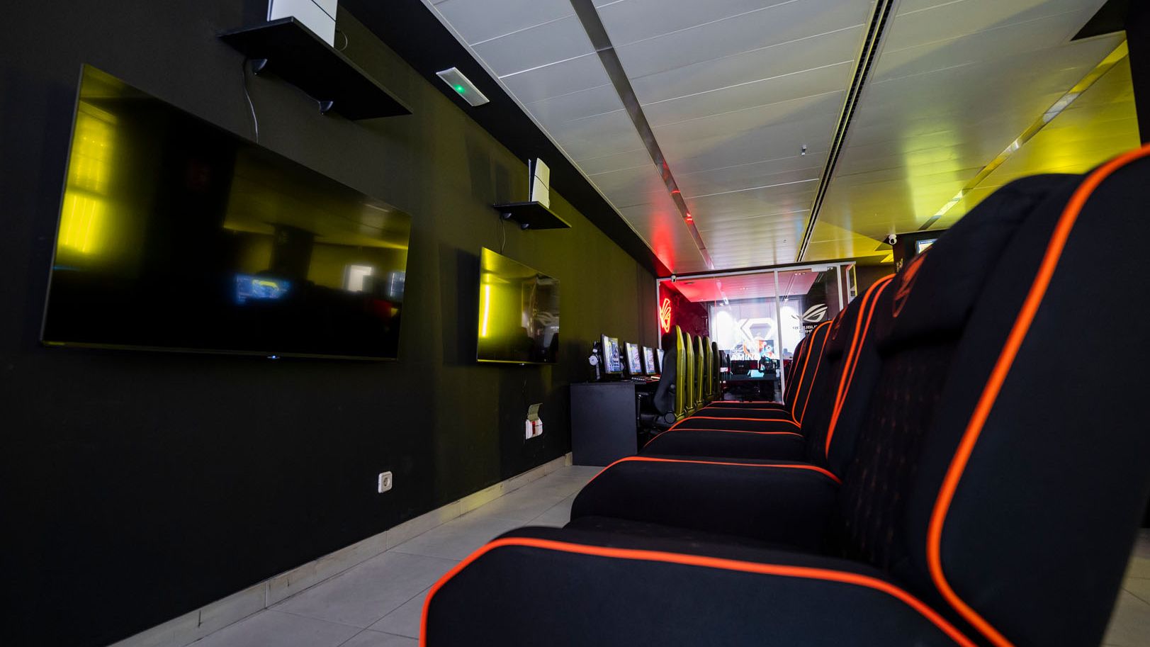 PS5 Zone - Con dos Sofas